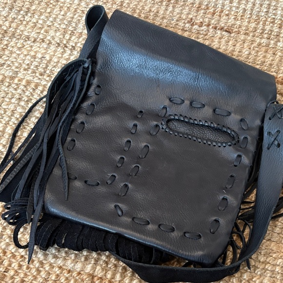 Elegant Black Leather Crossbody Bag with Fringe - Picture 4 of 4